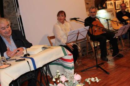 El escritor leonés Antonio Gamoneda durante la velada poético-musical celebrada anoche en Val de San Lorenzo