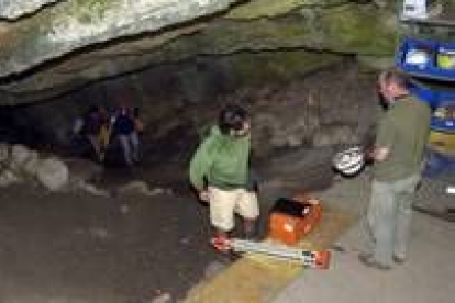 Miembros del grupo Edeleweiss exploran una cavidad en la Sierra de Atapuerca en Burgos