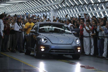 El último Volkswagen Escarabajo sale de la planta de producción en Puebla, México.