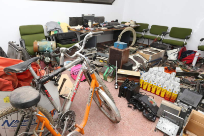 El expurgo de objetos permitirá a los juzgados de Ponferrada ganar espacio en los archivos. DE LA MATA