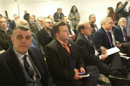 Representantes de varIas comarcas, ayer, en la reunión en El Barco de Valdeorras. DL