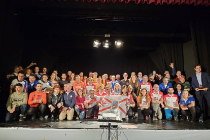 Foto de familia del cuadro de honor en la gala de clausura celebrada en Azadinos. MÓNICA PÉREZ