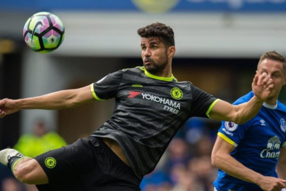 Diego Costa rematando un balón durante el partido Chelsea-Everton.
