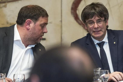 Oriol Junqueras habla con Carles Puigdemont.