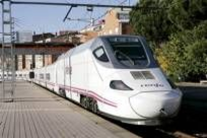 El tren Alvia, en la estación de León el pasado día 6, momentos antes de inaugurar el servicio