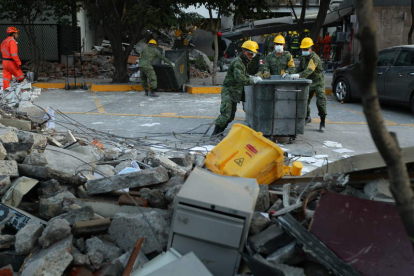 Efectivos de rescate prosiguen sus labores en las oficinas de la estatal Petróleos Mexicanos.