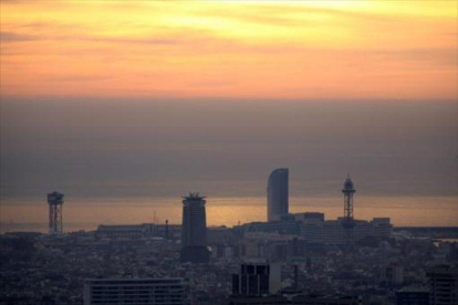 Panorámica de la ciudad de Barcelona bajo una espesa nube de contaminación.