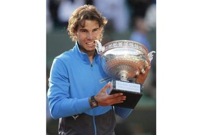 Rafa Nadal muerde su sexto trofeo de Roland Garros.