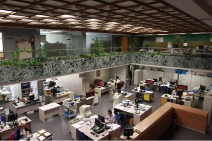 Sede del Ayuntamiento de León en el edificio de Ordoño y vista general de los servicios de Hacienda.