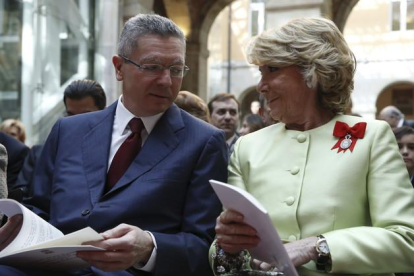 Esperanza Aguirre y Alberto Ruiz-Gallardón, en los actos del 2 de mayo en Madrid.