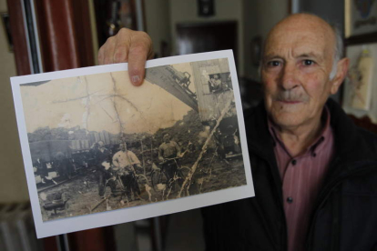 Sixto Rodríguez, residente en León capital, muestra una imagen de su padre poco antes de ser ejecutado.