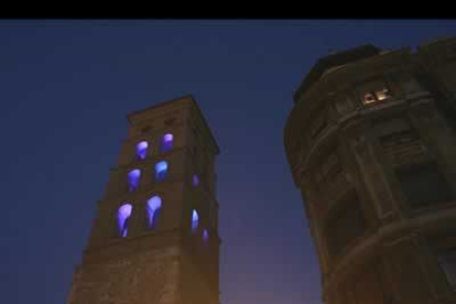 La emblemática torre de la iglesia de San Marcelo fue iluminada desde dentro.