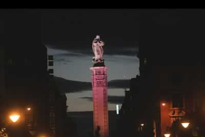 La virgen de la Inmaculada, que se alza en medio de la plaza que lleva su nombre, lucía especialmente espiritual.