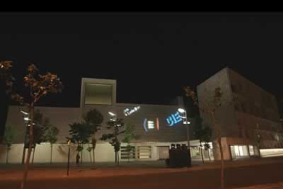 Junto a la plaza de San Marcos, el Auditorio Ciudad de León, fue iluminado con mensajes en forma de luz.