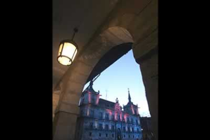 Imagen tomada desde los soportales de la plaza Mayor.