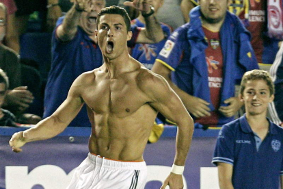 Cristiano Ronaldo celebra efusivamente el gol que les dio la victoria en el descuento.