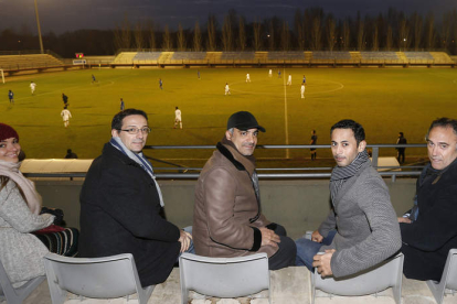 La delegación de Aspire encabezada por Iván Bravo, segundo izquierda, presenció el partido amistoso de la Cultural junto a Llamazares.