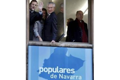 Rajoy, en la ventana de la sede, junto a cargos del nuevo PP navarro