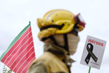 Trabajadores del operativo contra incendios forestales de Castilla y León protestan ante el parlamento autonómico. NACHO GALLEGO