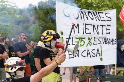 Trabajadores del operativo contra incendios forestales de Castilla y León protestan ante el parlamento autonómico por la gestión del fuego de la Sierra de la Culebra. NACHO GALLEGO