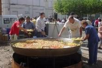 Varios vecinos de Pobladura preparan la suculenta paella para inaugurar el nuevo ayuntamiento