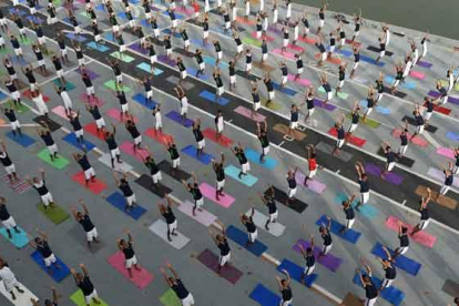 India celebra por quinto año consecutivo un multitudinario Día Internacional del Yoga.