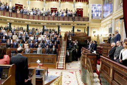 Imagen de archivo del Congreso en la que los diputados guardan un minuto de silencio.