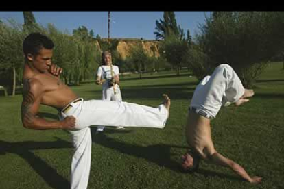 La Capoeira es la danza de liberación brasileña que combina las artes marciales con la danza. Existen diferentes teorias sobre su origen.