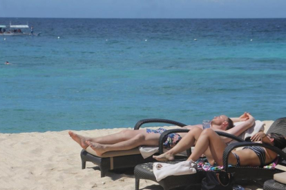 na pareja de turistas toman el sol en una de las playas de Boracay, en enero del 2018.