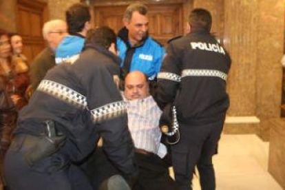 Ramiro Pinto fue desalojado tras cortar el Pleno antes de la aprobación del presupuesto