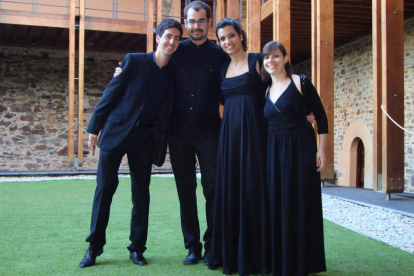 Los integrantes del cuarteto en las instalaciones del castillo de Ponferrada.