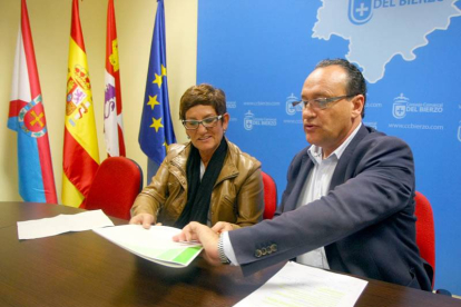 El presidente del Consejo Comarcal del Bierzo, Alfonso Arias, y la presidenta de la Asociación Berciana de Agricultores ABA, Eugenia Alba, firman un convenio para la formación de jóvenes emprendedores agricultores
