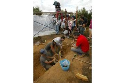 Trabajos de exhumación de la fosa de Cabañinas, en julio pasado