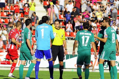 El portero de la Deportiva Orlando vio tarjeta amarilla por protestar tras el gol del Girona.