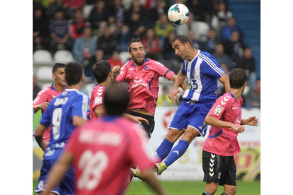 Alberto Aguilar, en pugna con el ex deportivista Carlos Ruiz, acabó el partido en posiciones ofensivas tratando de cazar algún balón aéreo.