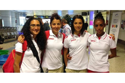 Marta, González Berodia, Nuria Lugueros y Gebre, en el aeropuerto.