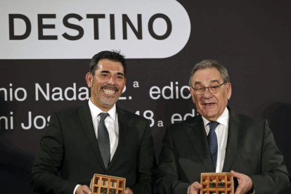Víctor del Árbol, a la izquierda, y el periodista Lluís Foix, ganador del 48 Premio Josep Pla de prosa en catalán con su libro de memorias ‘Aquella porta giratoria’ posan con sus trofeos.