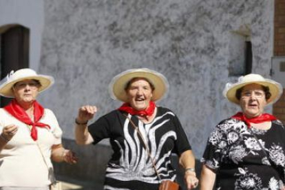 Las mujeres fueron andado hasta Chozas ataviadas por gorros de paja y pañuelos rojos al cuello.