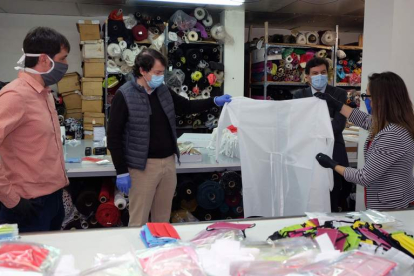 Mañueco, en una visita a una empresa zamorana de confección textil. EFE