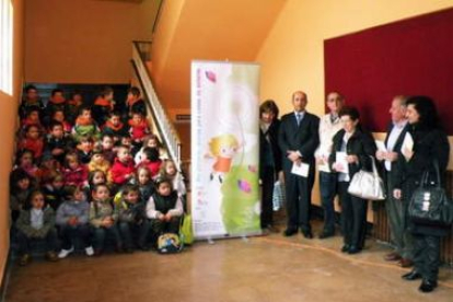 Los niños participantes en la jornada, junto a miembros de la fundación y alcaldes de la zona.
