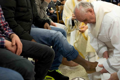 El Papa Francisco lava los pies a los reclusos de la cárcel de menores de Casal de Marmo.