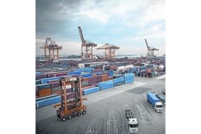 Actividad en una terminal de contenedores del Port de Barcelona.