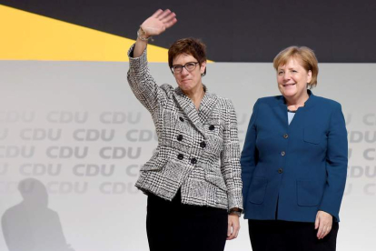Annegret Kramp-Karrenbauer, nueva presidenta del CDU, junto a Angela Merkel. CLEMENS BILAN