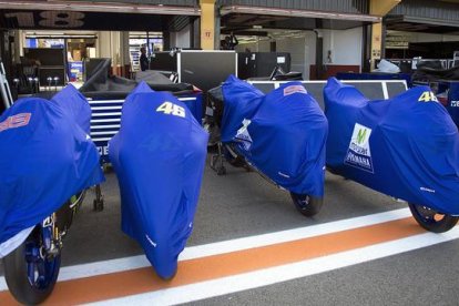 El box de Yamaha en Cheste, con las motos de Valentino Rossi y Jorge Lorenzo.