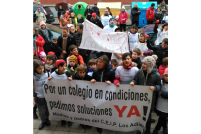 La protesta se efectuó por las calles de León y en Educación. dl