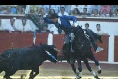 Galán salió por la puerta grande en tarde de triunfo en la plaza leonesa, que perdieron con los rejones de muerte Hermoso y Bohórquez.