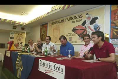 La última de las Tertulias Taurinas de León contó con la dirección del más prestigioso crítico taurino del país, Manolo Molés, y los comentarios y la colaboración de Antoñete y David Montero.