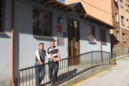 Víctor Castro y Alider Presa, junto al consultorio de Tremor.