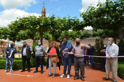El senador Javier Santiago Vélez cortó la cinta inaugural de la plaza de la iglesia de Villaestrigo. MEDINA
