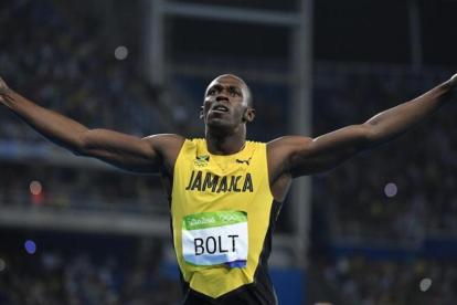 Bolt celebra la victoria en la final de 200 metros.